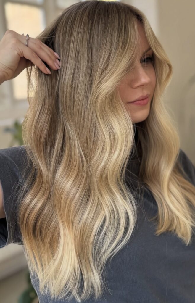 Butterblond haarkleur gecreëerd door haarkleurspecialist Dominic Vleer in Rotterdam