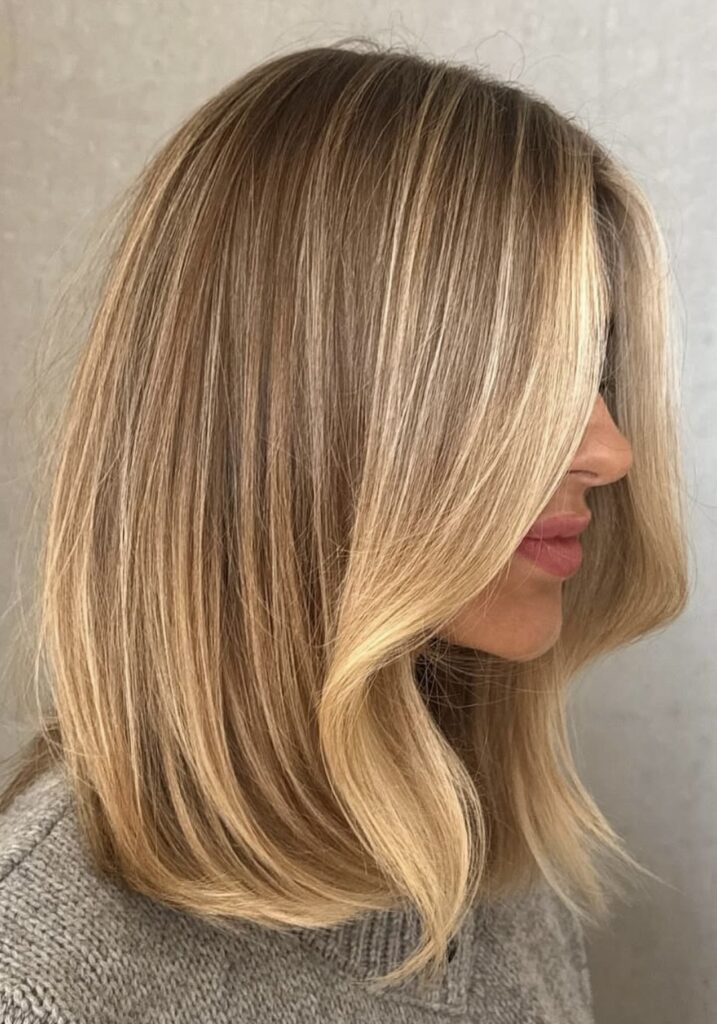Haarkleurspecialist Rotterdam brengt butterblond highlights aan in Atelier DMNC