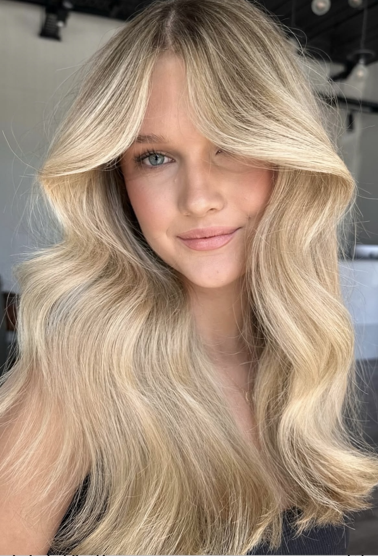 Butterblond haarkleur gecreëerd door haarkleurspecialist Dominic Vleer in Rotterdam