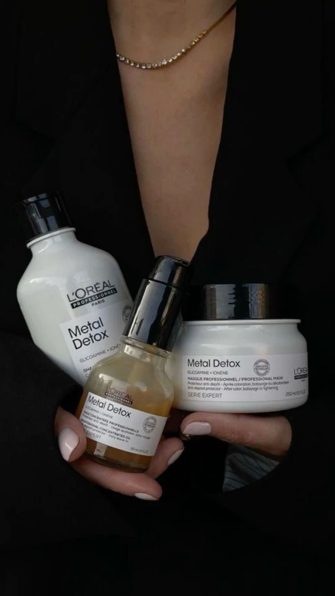 Dominic Vleer voert een Metal Detox behandeling uit bij Atelier DMNC in Rotterdam