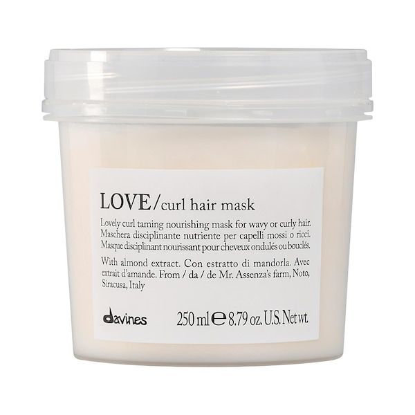 Davines LOVE Curl shampoo in gebruik bij Atelier DMNC, natuurlijke haarverzorging voor krullend haar