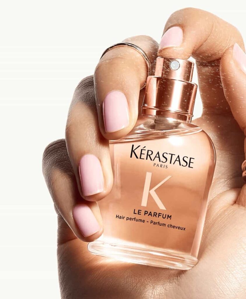 Le parfum Glos Absolu in de hand
